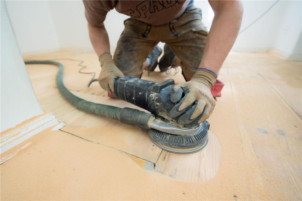 Bei DIY-Projekten gilt: Immer konzentriert und mit vollständiger Schutzausrüstung arbeiten – denn Unfälle können selbst erfahrenen Heimwerkern passieren.Inga Kjer/dpa-tmn
