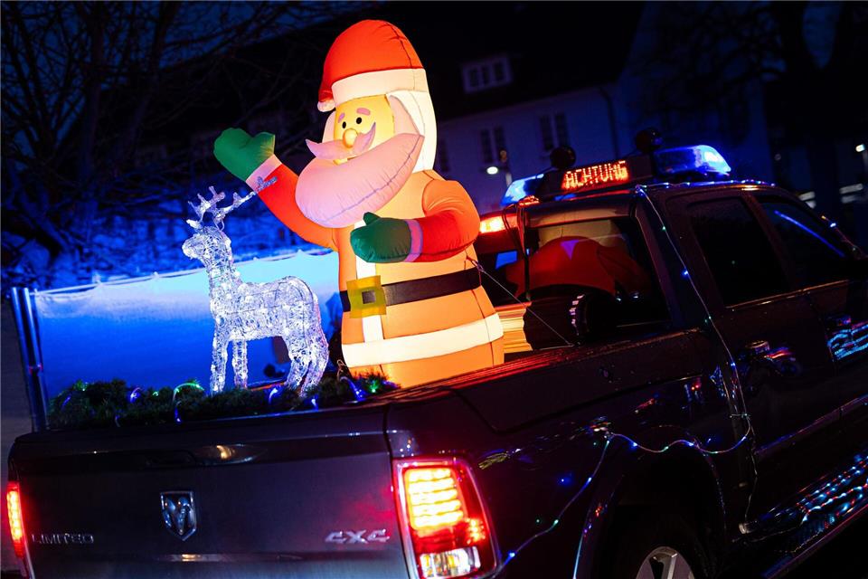 Bei Dekorationen am Auto gilt, dass keine anderen Verkehrsteilnehmer gefährdet werden dürfen.picture alliance/dpa