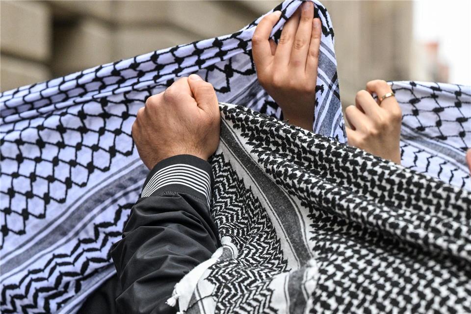 Bei Demonstrationen im Zusammenhang mit dem Nahost-Konflikt sind sogenannte Palästinensertücher zu sehen.  (Symbolbild)Jens Kalaene/dpa