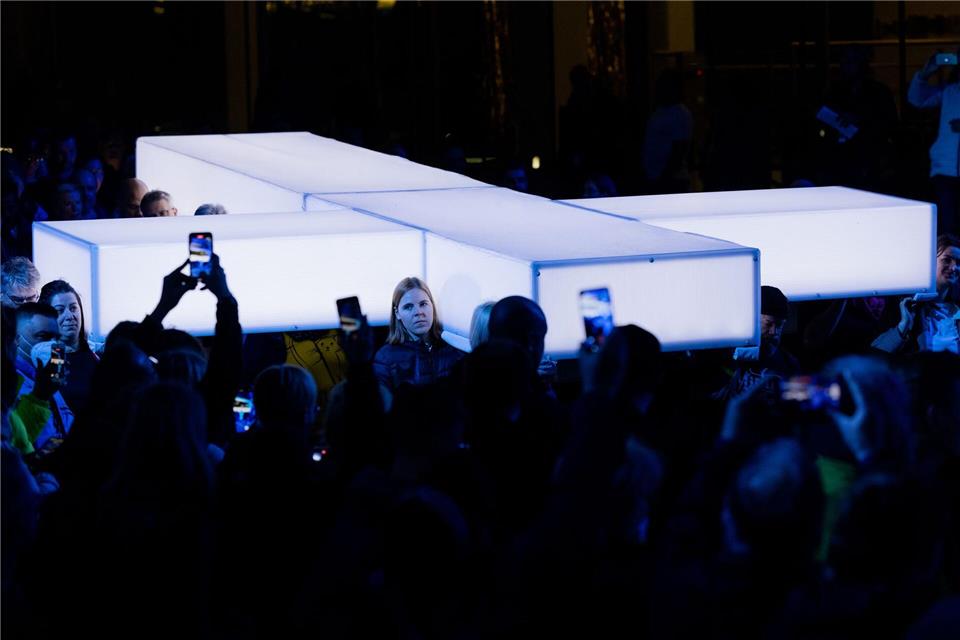 Bei „Die Passion“ wurde stets ein großes Kreuz durch Innenstädte getragen - 2026 wird es nicht der Fall sein. (Archivbild)Rolf Vennenbernd/dpa