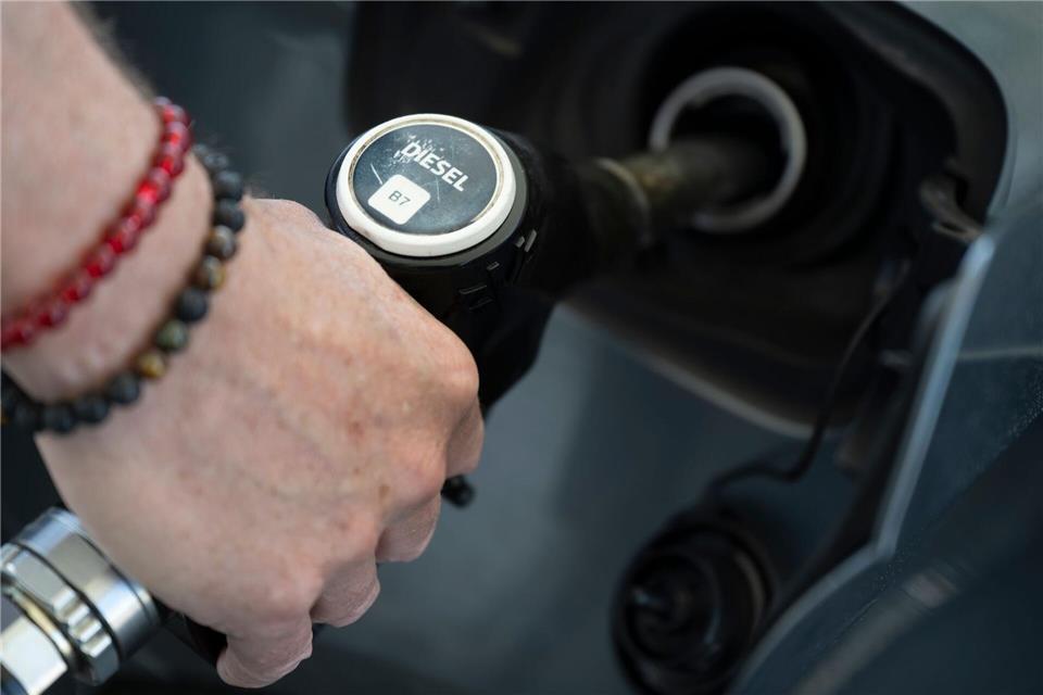 Bei Diesel sieht das Ifo eine deutliche Lücke in der Weitergabe des Tankrabatts. (Symbolbild)Marijan Murat/dpa