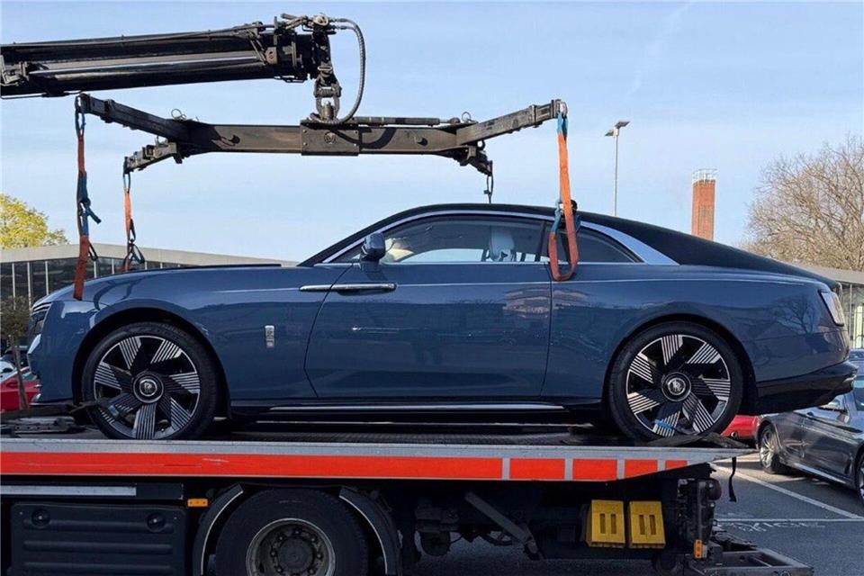 Bei Durchsuchungen in Berlin und Brandenburg hat die Polizei unter anderem Luxusautos und Uhren sichergestellt. (Handout) -/Polizei/dpa