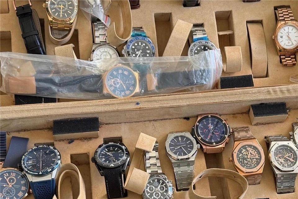Bei Durchsuchungen wurden auch Uhren sichergestellt. (Handout) -/Polizei/dpa