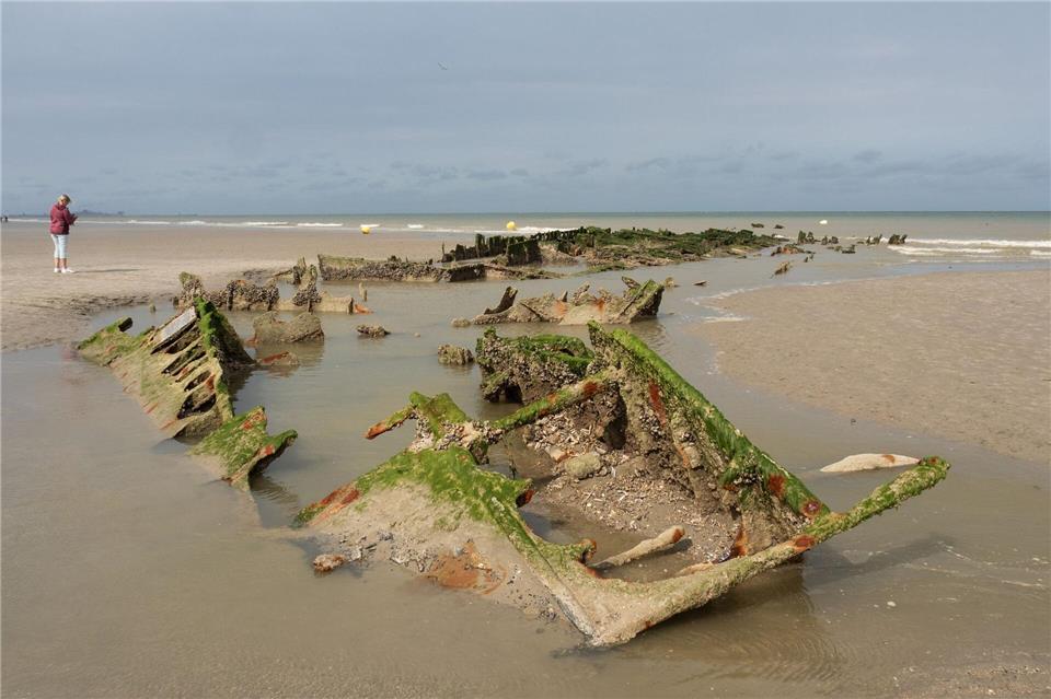Bei Ebbe gut zu sehen: Wrackreste des 1940 zerstörten Schiffes „Crested Eagle“ am Strand Zuydcoote in Dünkirchen.Andreas Drouve/dpa-tmn