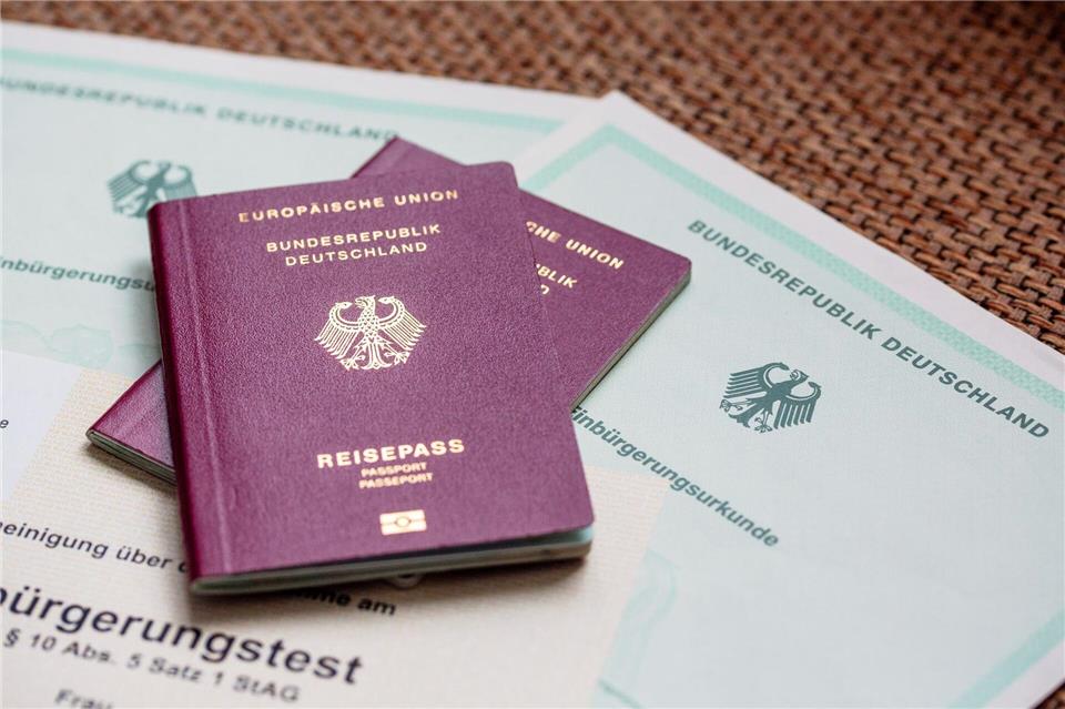 Bei Einbürgerungsverfahren sind in einigen Kommunen vereinzelt gefälschte Sprachzertifikate aufgefallen. (Symbolbild)Fernando Gutierrez-Juarez/dpa