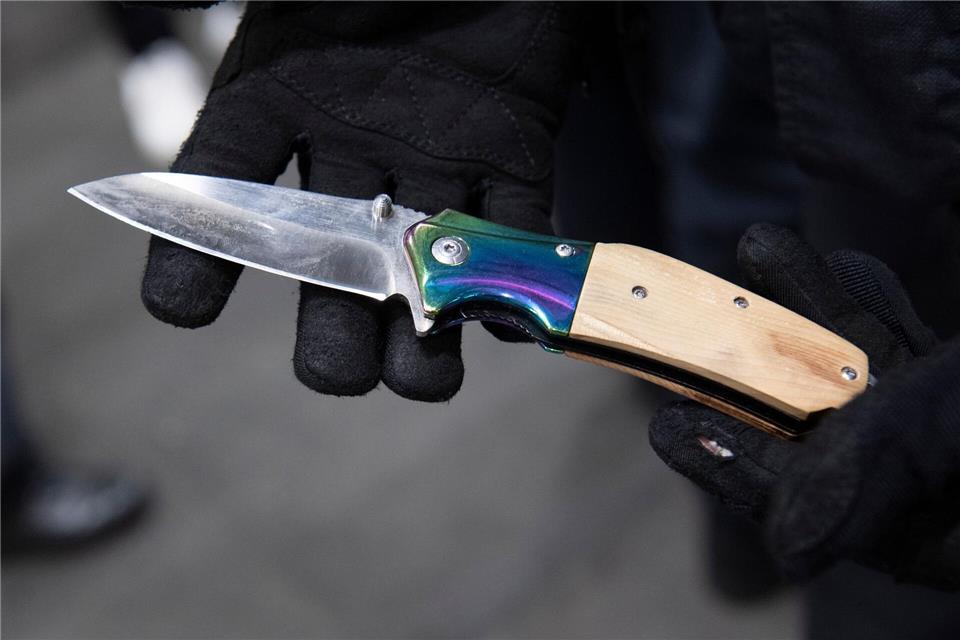 Bei Einlasskontrollen in Berliner Gerichten finden die Justizbeamten immer wieder Messer. (Symbolbild)Paul Zinken/dpa