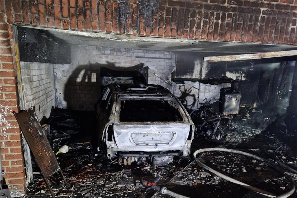 Bei Eintreffen der Feuerwehrleute stand die Garage bereits in Vollbrand.