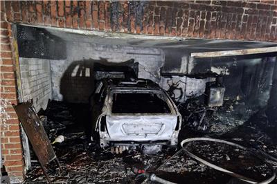 Fire brigade operation: Garage in Velen burns down completely