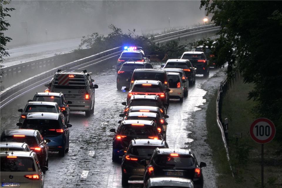 Bei Erlangen musste bereits am Dienstagabend auf dieser Straße der Verkehr umgeleitet werden, nachdem im Zuge eines Unwetters Bäume umgestürzt sind. Bernd März/Fotoreportextremwetter.tv/dpa