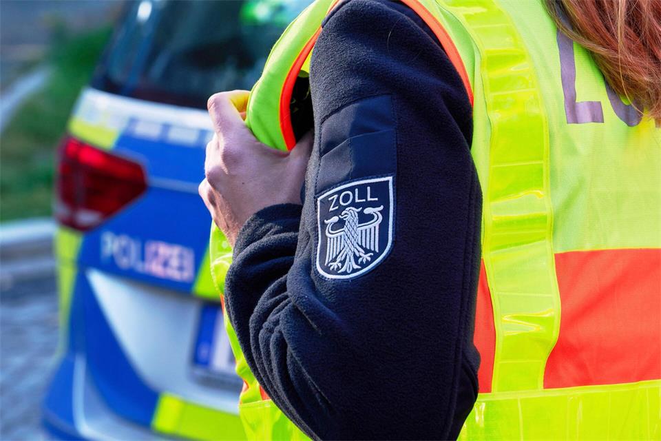 Bei Ermittlungen zu Schwarzarbeit im Schiffbau durchsuchen rund 100 Zollbeamte Geschäftsräume und Werften in Norddeutschland und im Vogtland. (Symbolbild)Marcus Golejewski/dpa