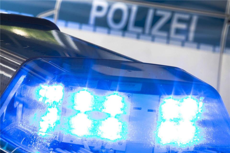 Bei Esperstedt überschlug sich ein Auto und landete im Gleisbett. (Symbolbild)Friso Gentsch/dpa