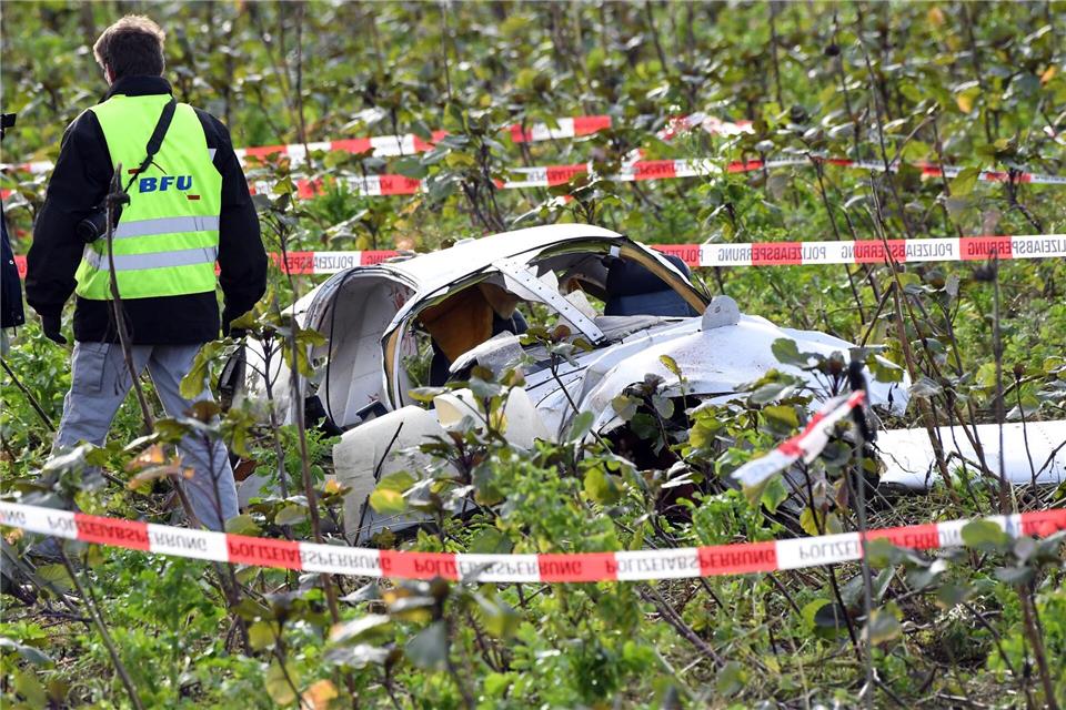 Bei Flugzeugabstürzen in Deutschland rücken Experten Bundesstelle für Flugunfall-Untersuchung (BFU) aus. (Archivbild) Uli Deck/dpa