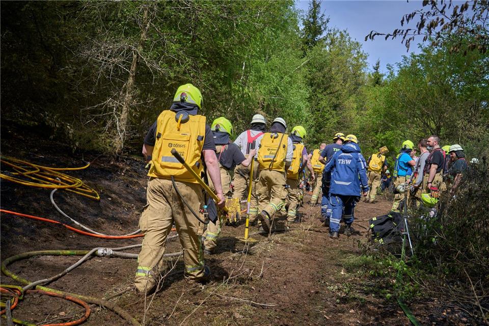 Bei Friesenhagen kämpften zeitweise mehr als 400 Kräfte gegen die Flammen.Sascha Ditscher/dpa
