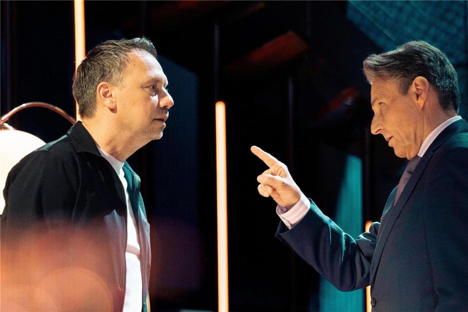 Bei GZSZ spielt Thriller-Autor Sebastian Fitzek (l) sich in zwei Folgen selbst und trifft dabei auf Schauspieler Wolfgang Bahro alias Jo Gerner.---/RTL+/dpa