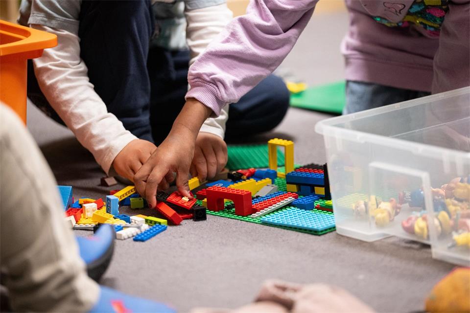 Bei Geschwisterkindern müssen Eltern in der Regel nur für das ältere Kind Betreuungsgebühren bezahlen. (Symbolbild) Hannes P. Albert/dpa