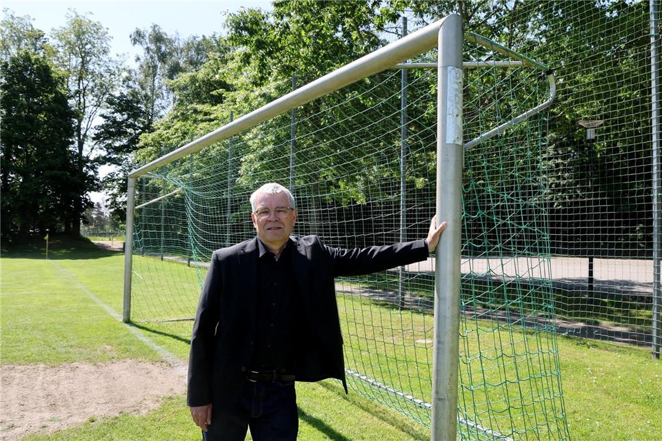 Weder Buchen noch Eichen - Was tun, wenn es blitzt? Bei Gewitter und Blitzen können Fußballplätze gefährlich werden, sagt der Rechtsmediziner und Blitz-Experte Fred Zack. Bernd W�stneck/dpa