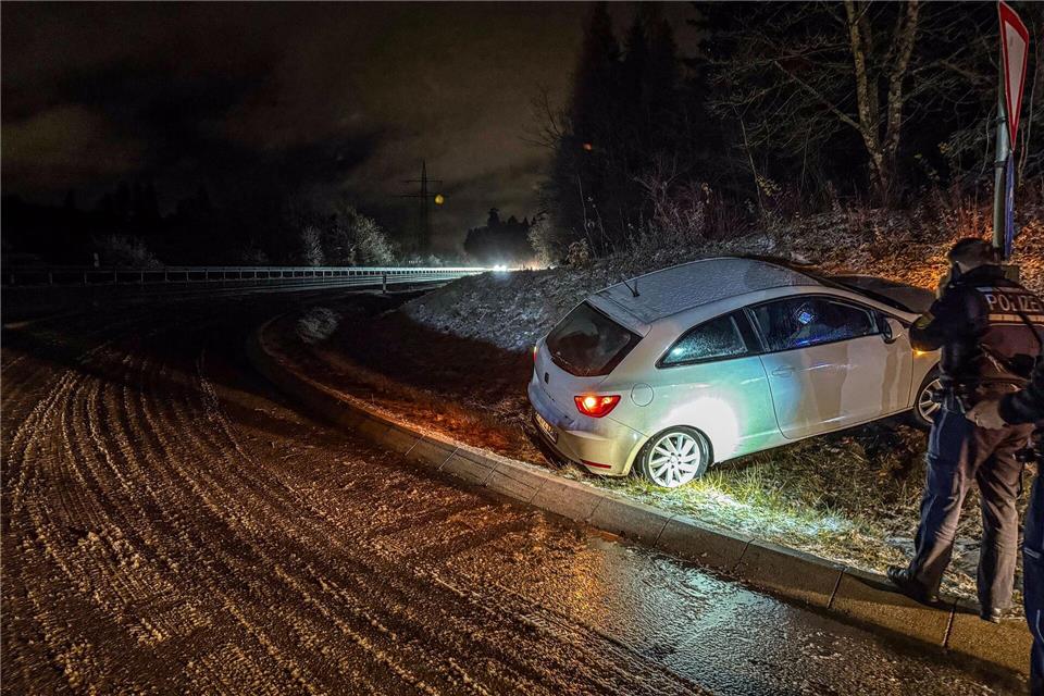 Bei Glätte kam das Auto von der Fahrbahn bei Villingen-Schwenningen von der Straße ab. Christian Klemm/onw-images/dpa