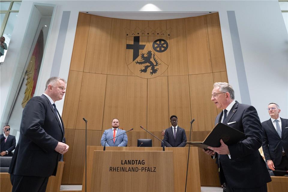 Bei Gordon Schnieders (zweiter von links) Vereidigung stand Raymond Höptner (vierter von links) am Pult. (Archivbild)Boris Roessler/dpa Pool/dpa
