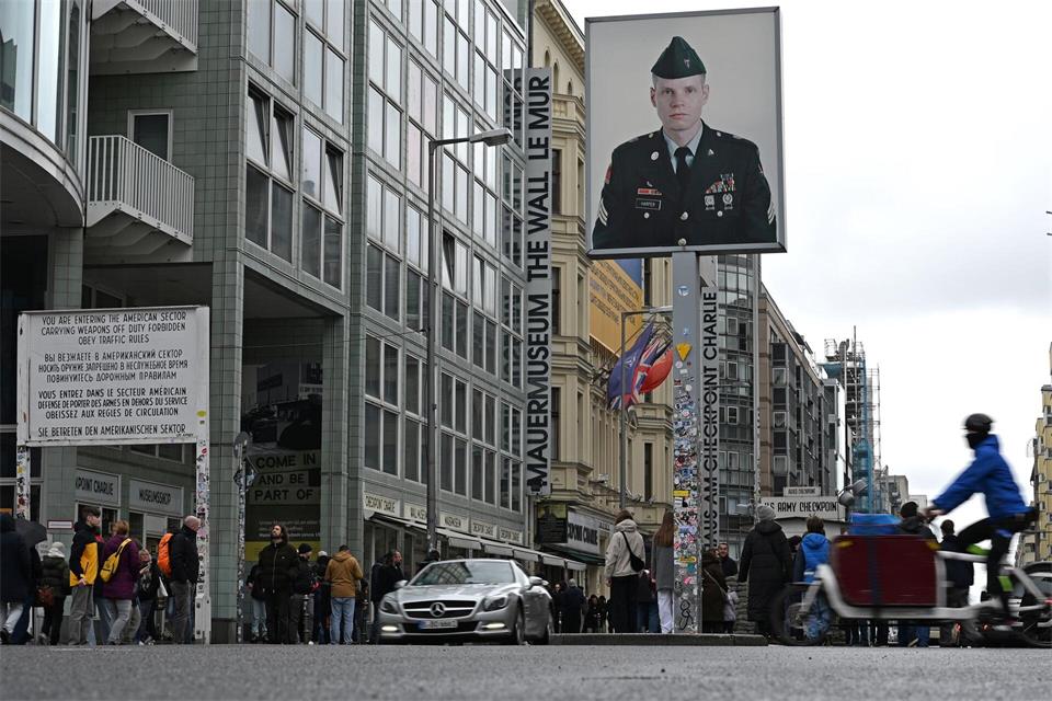 Bei Grabungen am Checkpoint Charlie wurden unter anderem Reste der alten Grenzanlage gefunden. (Archivbild)Michael Brandt/dpa