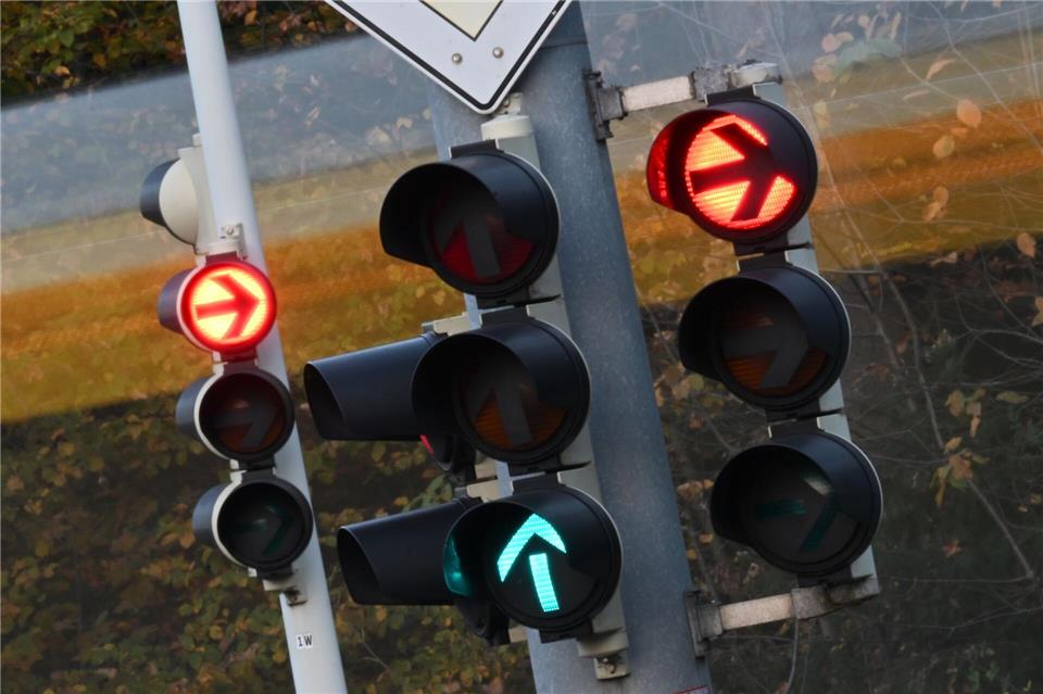 Bei Grün fuhren die beiden Verdächtigen laut Polizei mit überhöhter Geschwindigkeit davon. (Symbolbild)Bernd Weißbrod/dpa