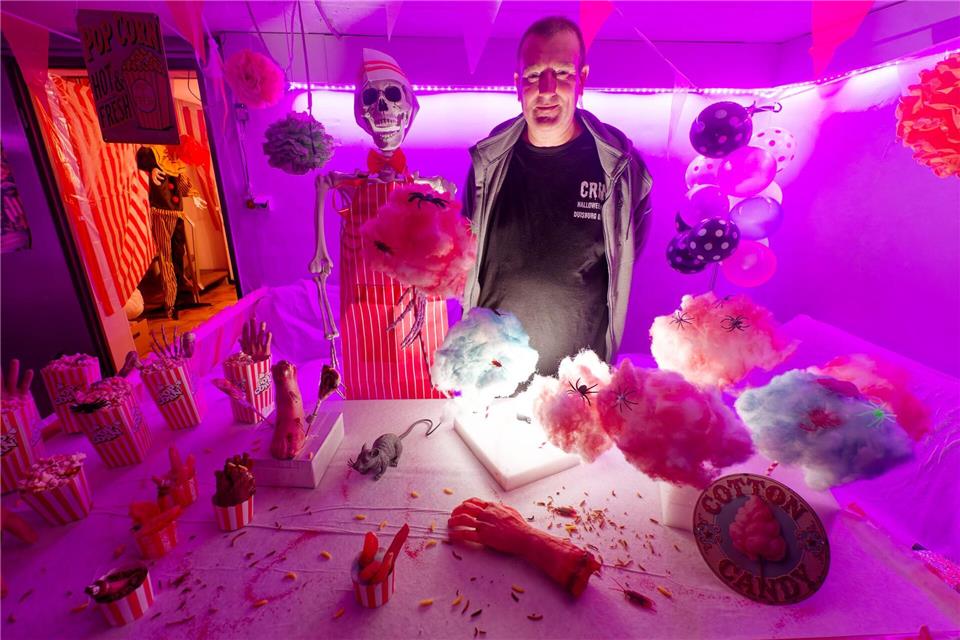 Warum die einen Halloween lieben und die anderen es hassen  Bei Halloween-Fan Sven Wagner findet jeder das passende Leichenteil. Henning Kaiser/dpa