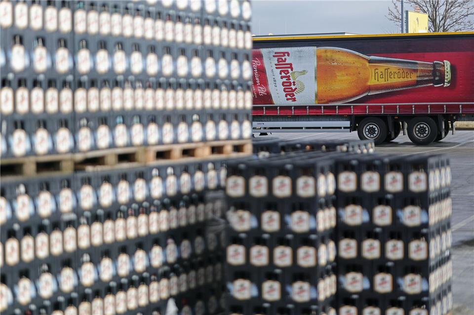 Bei Hasseröder haben Beschäftigte die Arbeit niedergelegt. (Archivbild) Matthias Bein/dpa