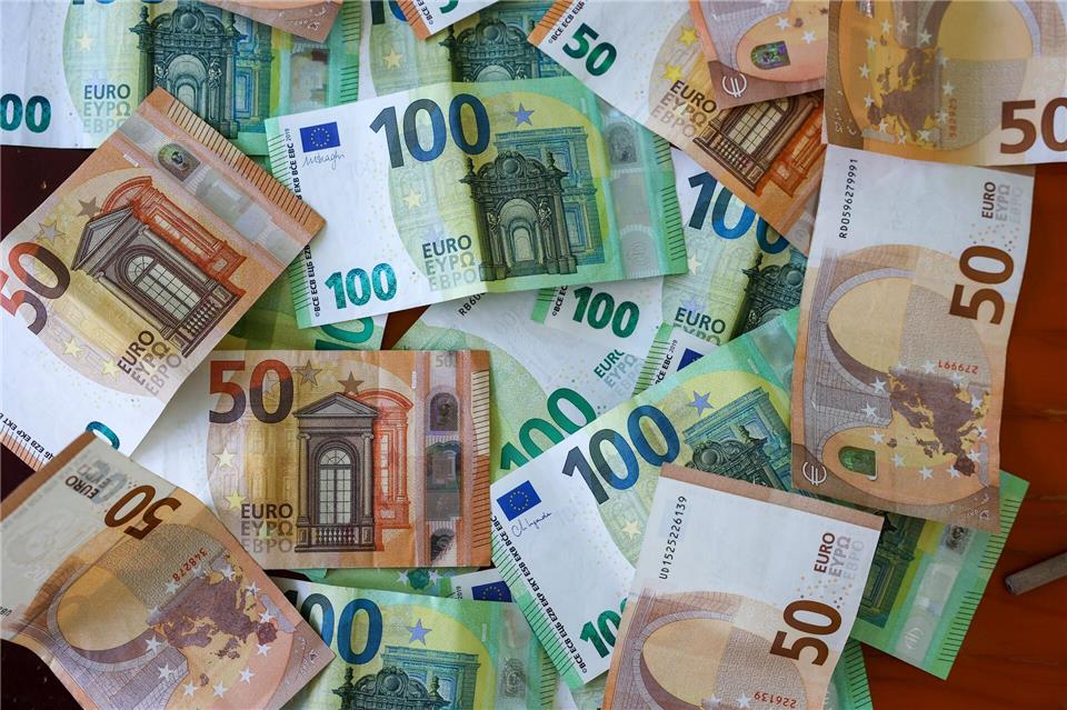 Bei Hausdurchsuchungen fanden die Ermittler viel Bargeld. (Symbolbild)Jan Woitas/dpa