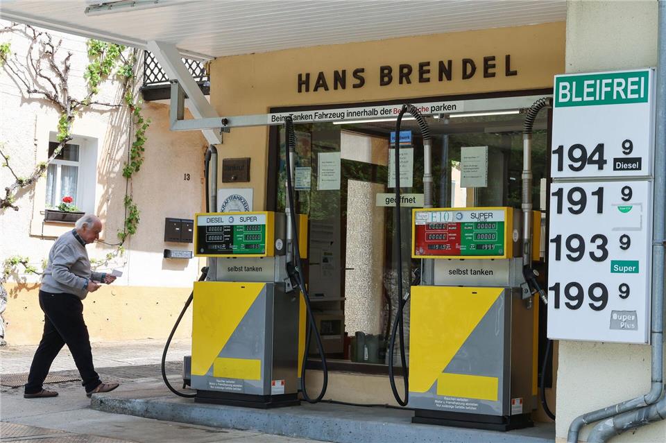 Bei Herbert Brendels Tankstelle wird der Spritpreis nur alle zwei Wochen angepasst. Daniel Löb/dpa