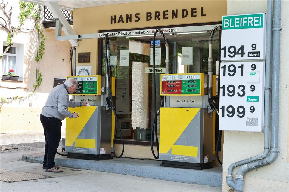 Bei Herbert Brendels Tankstelle wird der Spritpreis nur alle zwei Wochen angepasst. Daniel Löb/dpa