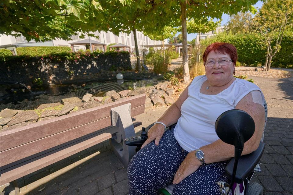 Bei Hitze hält sich Brunhilde Panthel meist drinnen auf, ihr Lieblingsplatz ist jedoch in der Außenanlage der Einrichtung am Teich. Sascha Ditscher/dpa