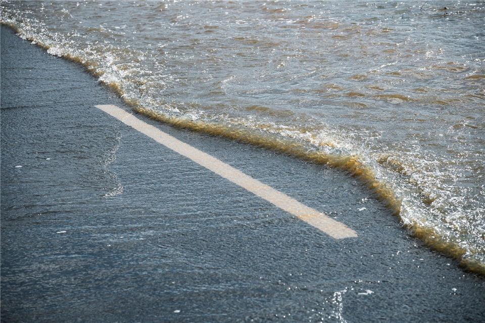 Bei Hochwasser der Meldestufe 2 können Hauptverkehrs- und Gemeindestraßen überflutet werden. (Symbolbild)Daniel Vogl/dpa