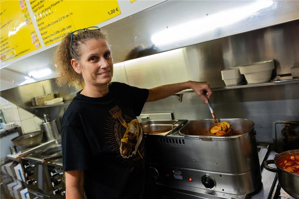 Bei Iris Tauber wird die Currywurst in Tomatensoße gekocht - genau wie bei ihrem Großvater, der die Currywurst erfunden haben soll.Rolf Vennenbernd/dpa