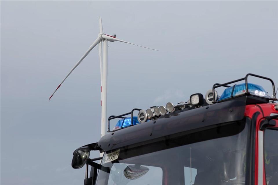 Bei Jackerath ist der Flügel eines Windrads abgeknickt. Justin Brosch/dpa