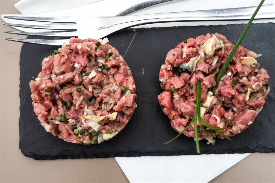 Bei Jérôme Meuniers Vorspeise „Land und Meer“ trifft die fleischige Würze des Rinds auf die jodige Frische der Austern.  Das Beef wird für das Tatar nicht durch den Wolf gedreht, sondern fein gewürfelt. Andreas Drouve/dpa-tmn