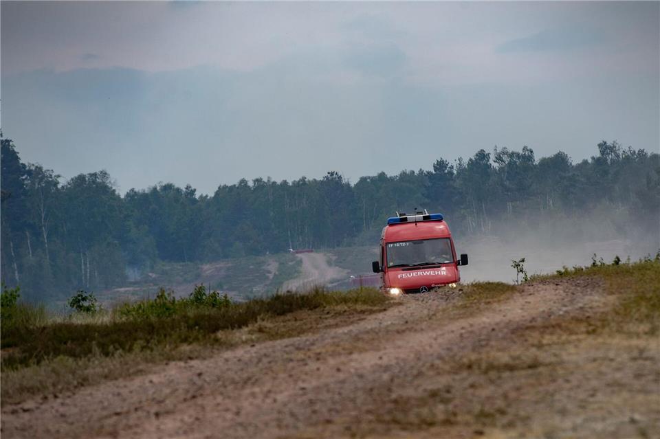 Bei Jüterbog brechen immer wieder Waldbrände auf einem ehemaligen Truppenübungsgelände aus. 2023 kämpfte die Feuerwehr rund zwei Wochen gegen ein großes Feuer. (Archivbild)Paul Zinken/dpa
