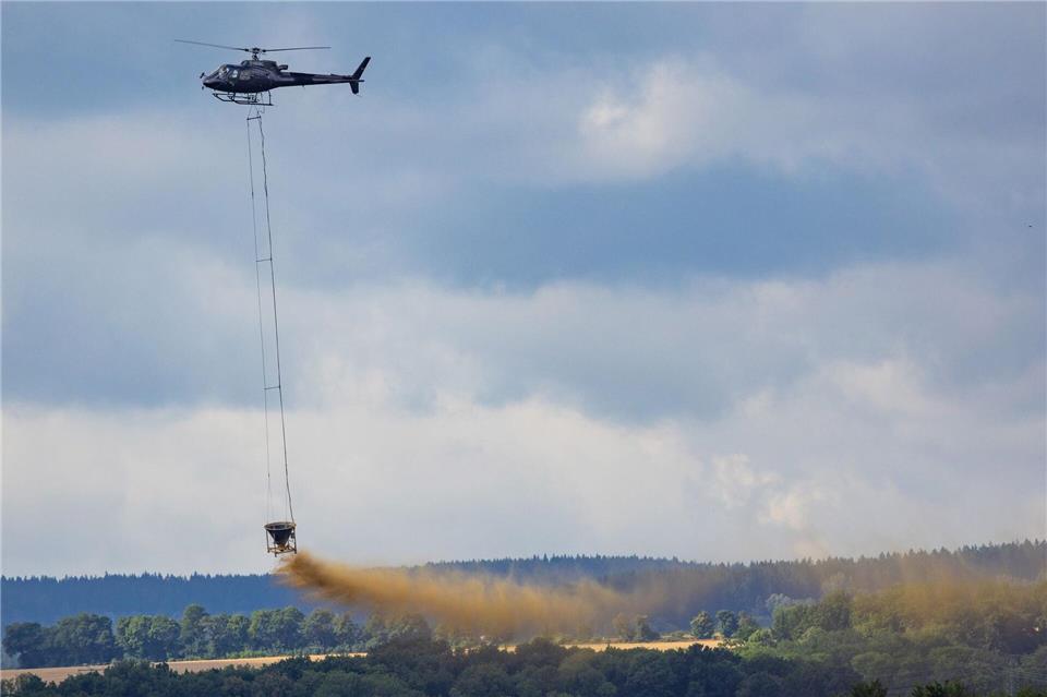 Bei Kalkarbeiten ist ein Hubschrauber in einem Wald bei Sehmatal abgestürzt. (Symbolbild) Jürgen Lösel/dpa