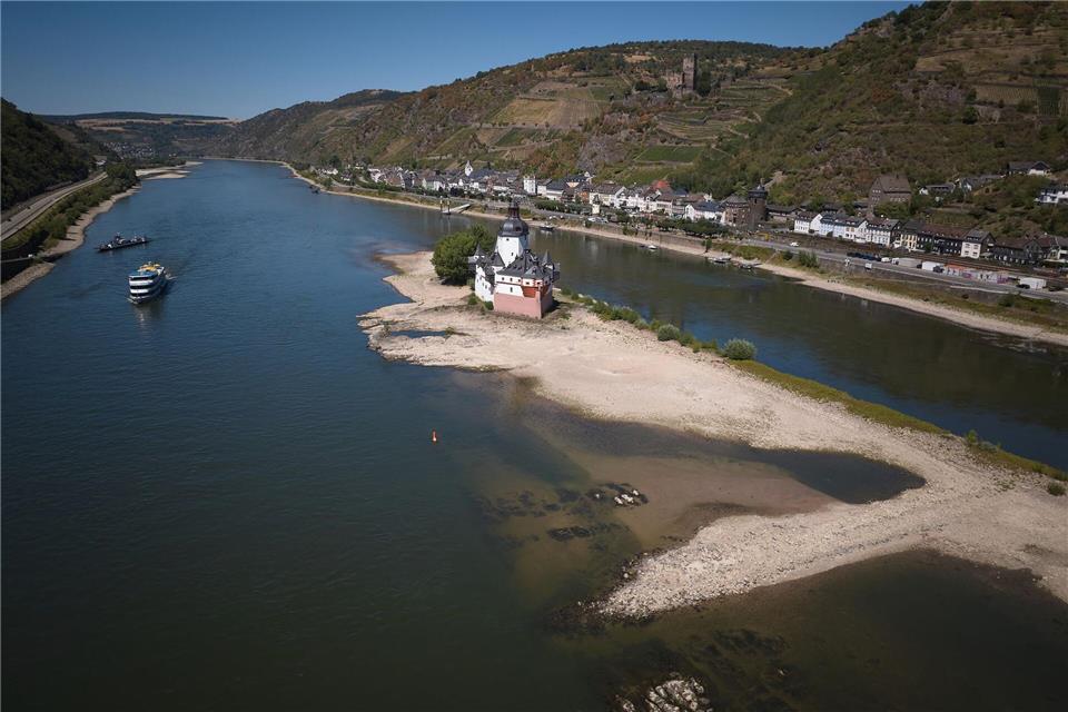 Bei Kaub ist der Wasserstand so niedrig wie noch nie. (Archivbild) Thomas Frey/dpa