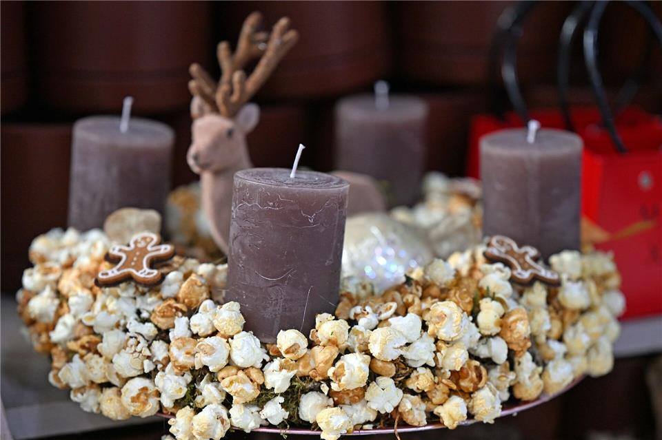 Bei Kerzen sind neben dem dominierenden Rot auch andere Farbtöne gefragt. (Symbolbild)Jennifer Brückner/dpa