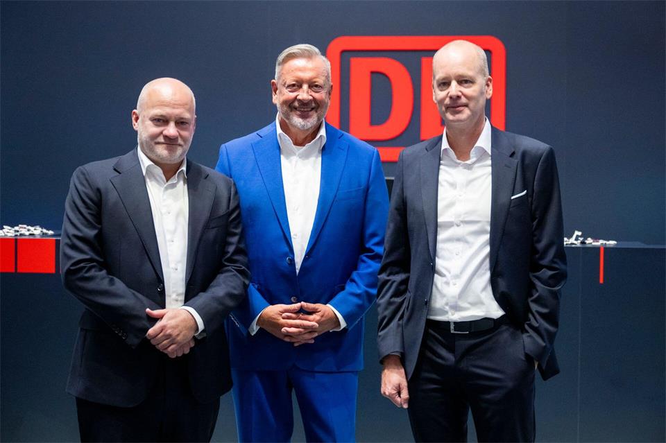 Bei Kira+ arbeiten die DB Regio mit ihrem Chef Harmen van Zijderveld (r), der RMV mit Geschäftsführer Knut Ringat (M) und das Unternehmen Holon aus Paderborn mit Geschäftsführer Sven Herzig eng zusammen. Christophe Gateau/dpa