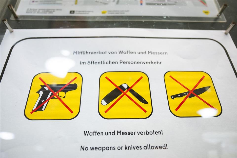 Bei Kontrollen in Bussen und Bahnen wurden zahlreiche Messer von der Polizei beschlagnahmt. (Symbolbild)Christophe Gateau/dpa