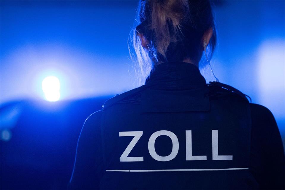 Bei Kontrollen in Kölner Shishabars stößt der Zoll auf insgesamt über 350 Kilogramm unversteuerten Wasserpfeifentabak. (Symbolbild)Leonie Asendorpf/dpa
