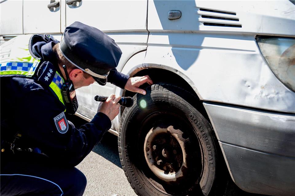 Bei Kontrollen vom 870 Fahrzeugen im Hamburger Stadtgebiet hat die Polizei innerhalb eines Tages mehr als 700 Gesetzesverstöße festgestellt. (Archivbild)Daniel Bockwoldt/dpa