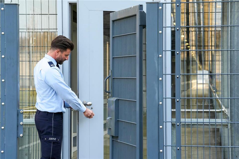 Bei Kontrollgängen prüfen Beamte im Justizvollzug wie Marcel El-Damen, ob die Gefangenen Sicherheits- und Verhaltensvorschriften einhalten.Kirsten Neumann/dpa-tmn