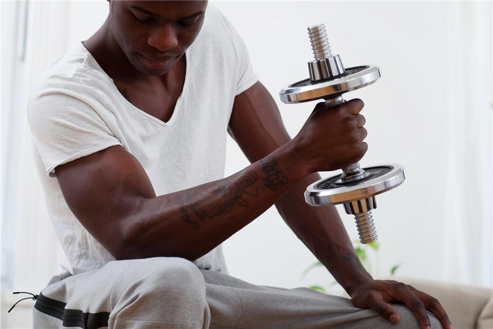 Bei Kurzhanteln mit Gewichtsscheiben kann je nach Übung und Trainingsniveau das Gewicht flexibel angepasst werden.Christin Klose/dpa-tmn