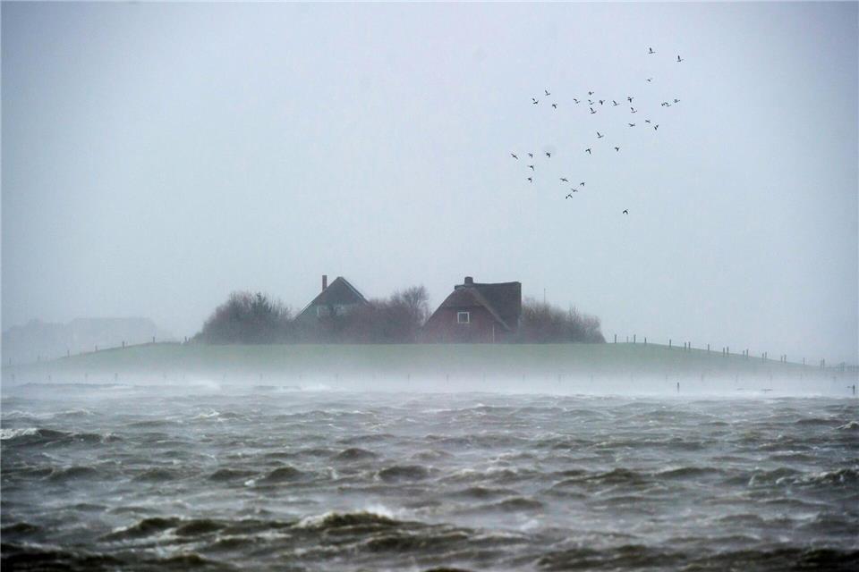 Bei „Landunter“ ragen nur noch die Warften aus dem Wasser. (Archivbild)Maja Hitij/dpa