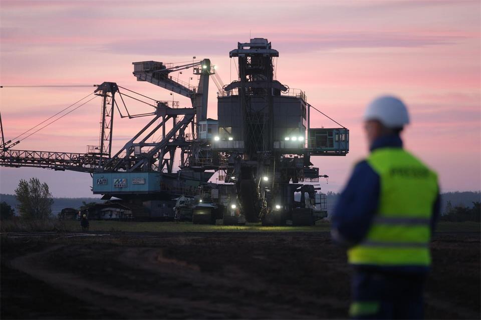 Bei Leipzig wurde ein mehr als 1000 Tonnen schwerer Braunkohlebagger umgesetzt. Er überquerte dabei auch eine Bundesstraße.Sebastian Willnow/ dpa/dpa