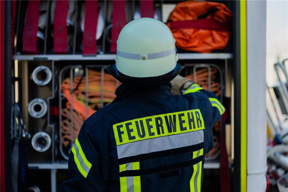 Bei Löscharbeiten in einer Wohnung fanden Feuerwehrleute eine Leiche. (Symbolbild)Rolf Vennenbernd/dpa