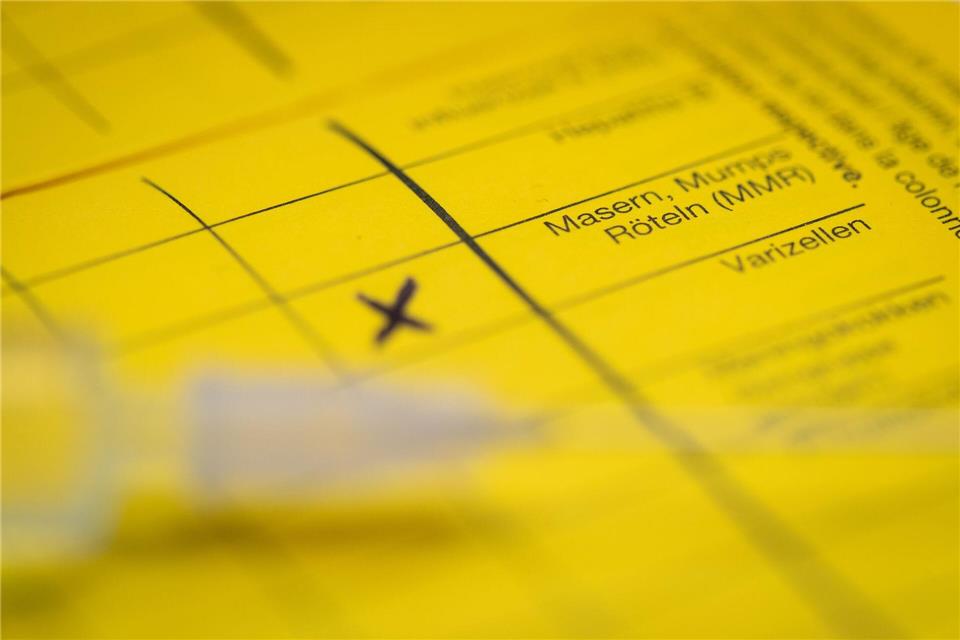 Bei Masern zeigt sich erst oft Fieber, bevor später ein Hautausschlag dazukommt. (Symbolbild)Friso Gentsch/dpa