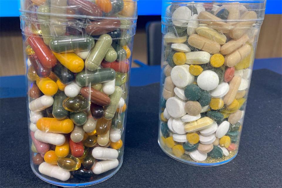Bei Nahrungsergänzungsmittel aus sogenannten Botanicals fordern Wissenschaftler von der Politik zum Verbraucherschutz eine Regulierung. (Symbolbild) Vanessa Reiber/dpa