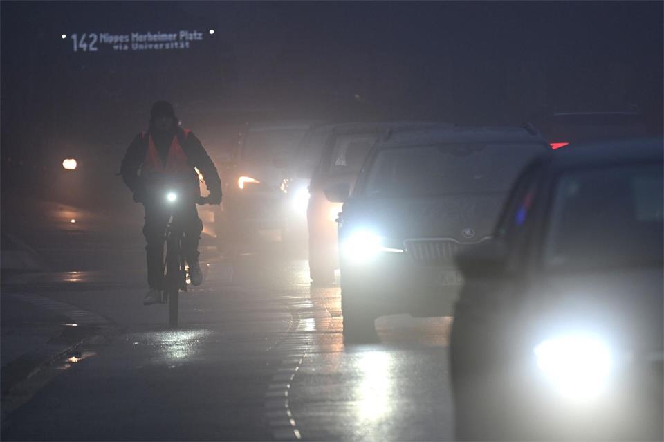 Bei Nebel sollten Autofahrer meist Abblendlicht einschalten, während Reflektoren an der Kleidung Radfahrer im Straßenverkehr besser erkennbar machen.Federico Gambarini/dpa